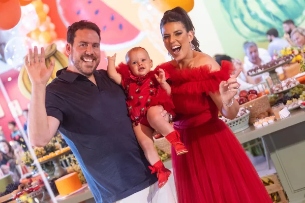 Rafael Vaz e Marcela Corrieri com a filha Laura