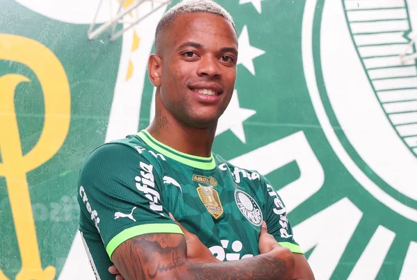 Imagem colorida de Caio Paulista com a camisa do Palmeiras - Metrópoles