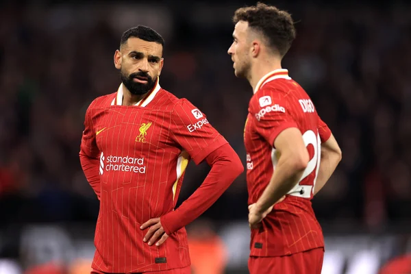 Foto colorida de Mohamed Salah ao lado de Diogo Jota, em jogo do Liverpool - Metrópoles