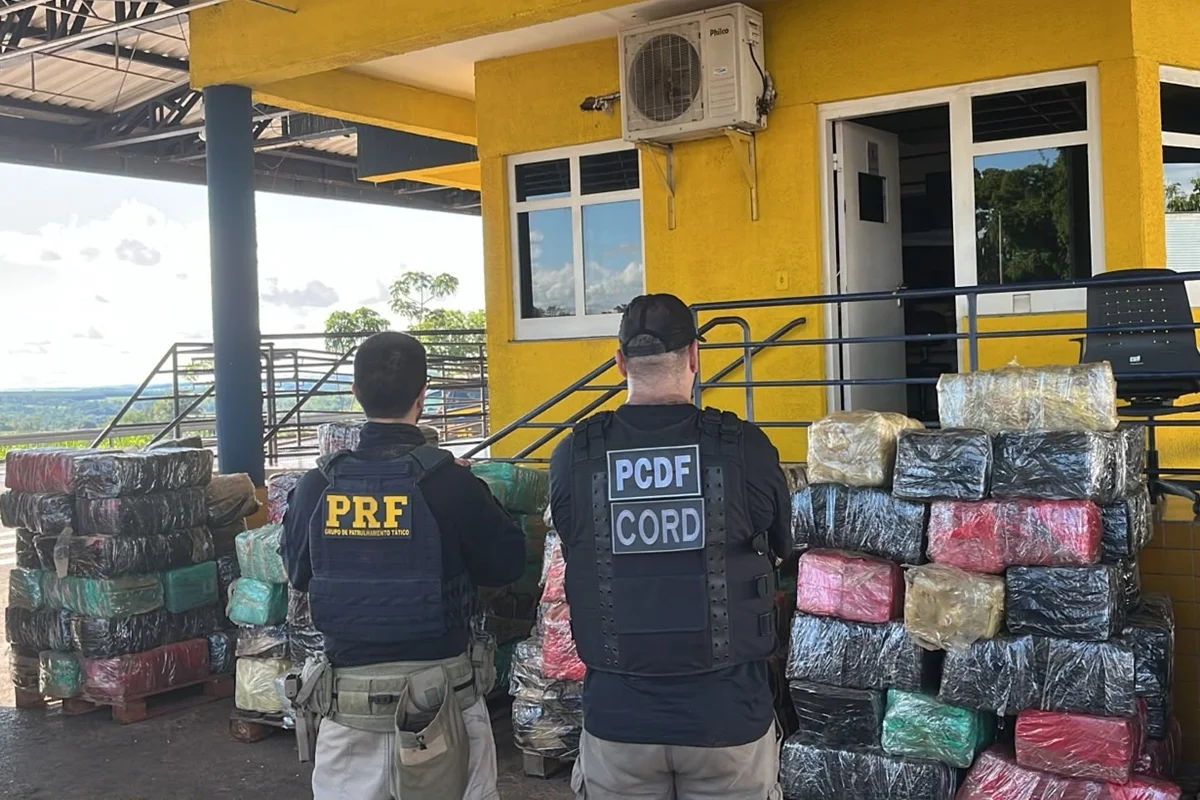 As drogas foram encontradas com o auxílio de cães farejadores As drogas foram encontradas com o auxílio de cães farejadores