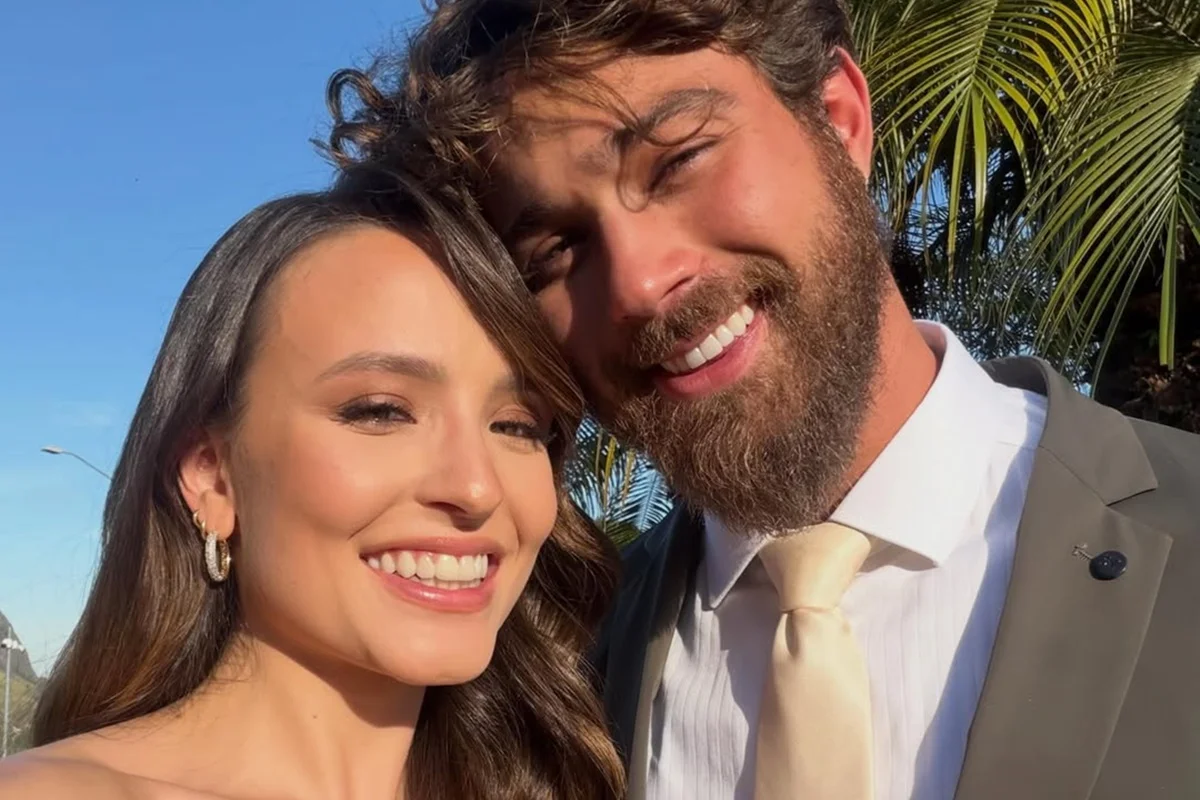 Larissa Manoela e André Luiz Frambach posam juntos e sorridentes Larissa Manoela e André Luiz Frambach posam juntos e sorridentes
