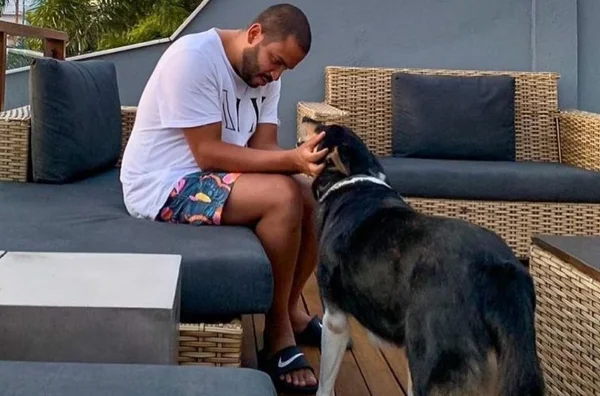 Cachorro de Projota morre e perfil do rapper lamenta: “Virou anjo”