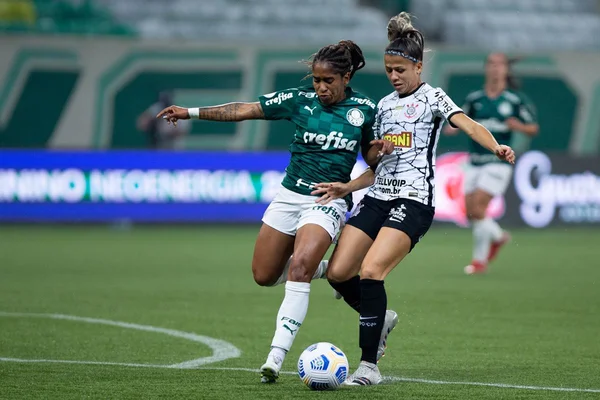 imagem colorida de jogadoras do brasileirão feminino - Metrópoles