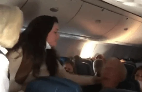 Mulher, sem mascara, agride homem por não usar máscara em voo nos Estados Unidos