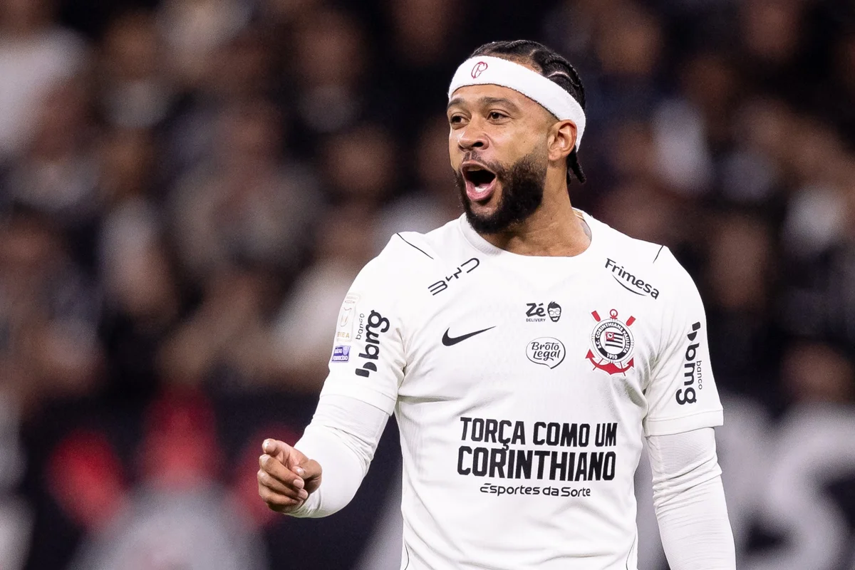 Memphis Depay desembarca em SP para discutir renovação com Corinthians