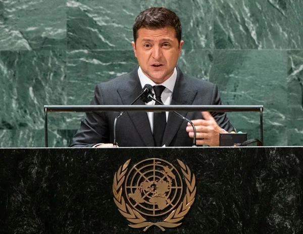 Volodymyr Olexandrovytch Zelensky, presidente da Ucrânia. Ele usa terno e gravata escuros, camiseta clara e olha seriamente para frente- Metrópoles