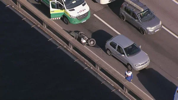 Motociclista morre após cair no mar em acidente na Ponte Rio-Niterói