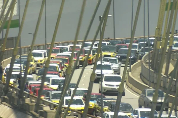 Autoescolas fazem protesto na Ponte Estaiada, em SP - Metrópoles