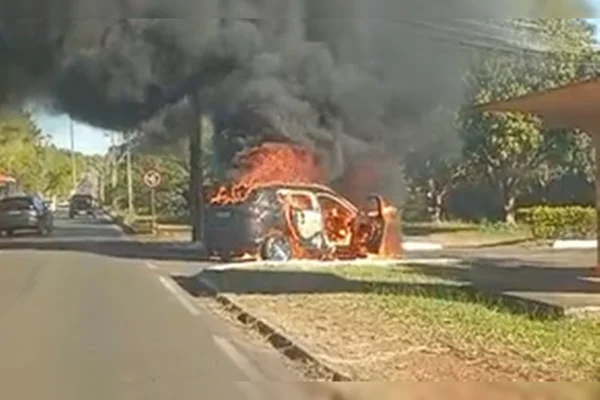 Carro pega fogo no Park Way e fumaça intensa impressiona motoristas