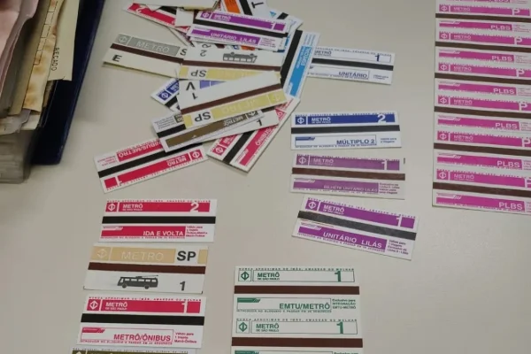 Foto colorida de bilhetes de papel para transporte nos trilhos em SP, no Metrô e na CPTM - Metrópoles