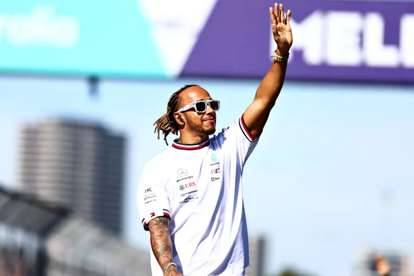 Lewis Hamilton, da Mercedes, acena para o público no Grande Prêmio de Fórmula 1 na Austrália