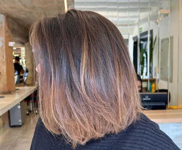 foto colorida de mulher com cabelo liso