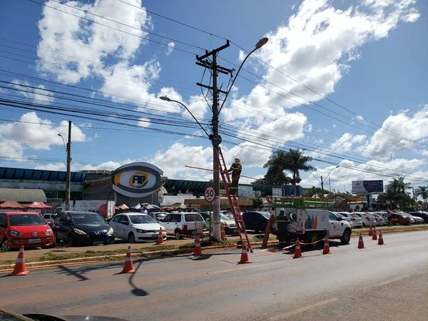 Manutenção elétrica é realizada na Feira dos Importantes de Brasília, localizada no SIA, após falha em transformador - Metrópoles