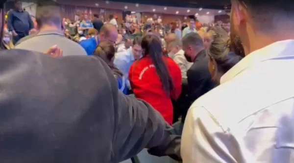 Convenção de Janones é interrompida em BH após mulher ter convulsão