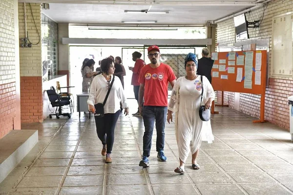 Candidata ao GDF, Keka Bagno (PSol) vota em escola da Asa Norte