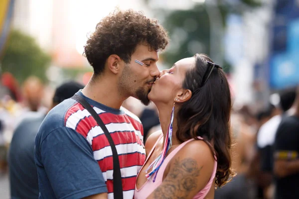 Vale a pena abrir a relação só para curtir o Carnaval? Expert avalia