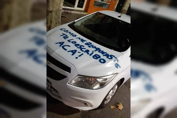 Ex se vinga pichando carro: “Como me bloqueou, te escrevo aqui”