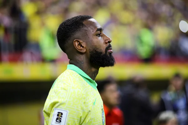 Foto colorida de Gerson, meia do Flamengo e Seleção Brasileira durante data Fifa - Metrópoles