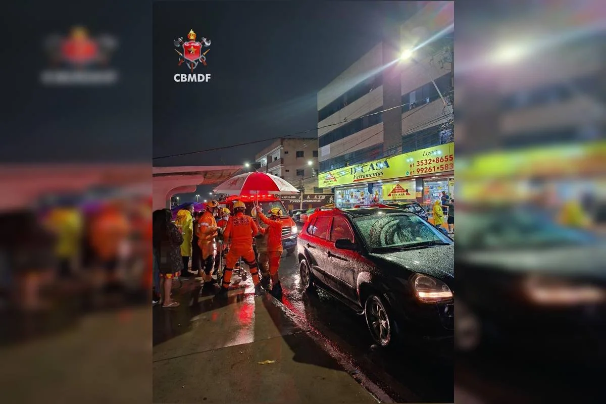 PCDF busca motorista que atropelou mulher no DF e fugiu; veja imagens 1 Mulher atendida pelos bombeiros