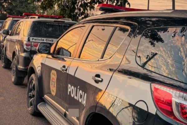 Imagem colorida de carro da polícia. Metrópoles