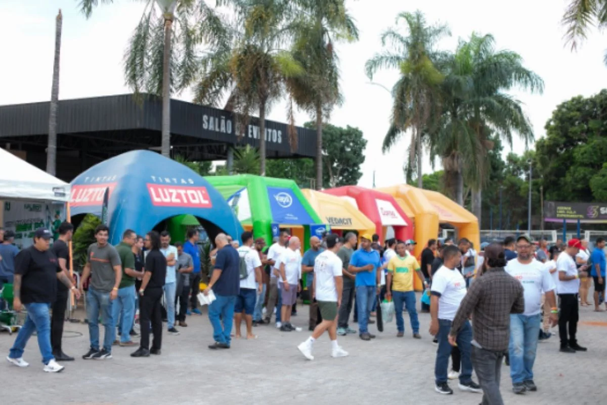 Durante o encontro, os participantes puderam visitar estandes das marcas apoiadoras, conhecer novidades do mercado e conversar diretamente com representantes da indústria Durante o encontro, os participantes puderam visitar estandes das marcas apoiadoras, conhecer novidades do mercado e conversar diretamente com representantes da indústria