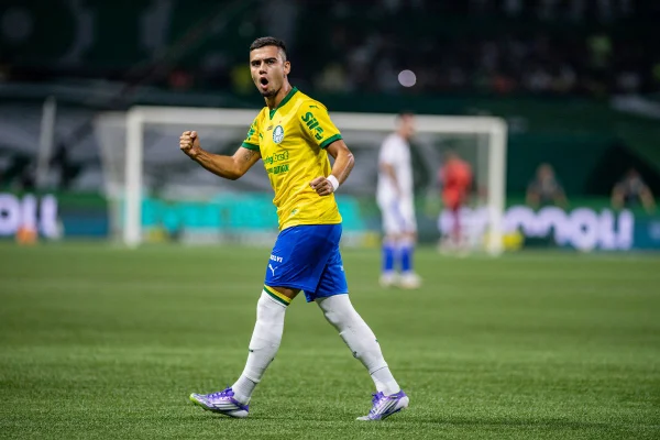 Andreas Pereira comemorando o primeiro gol com a camisa do Palmeiras