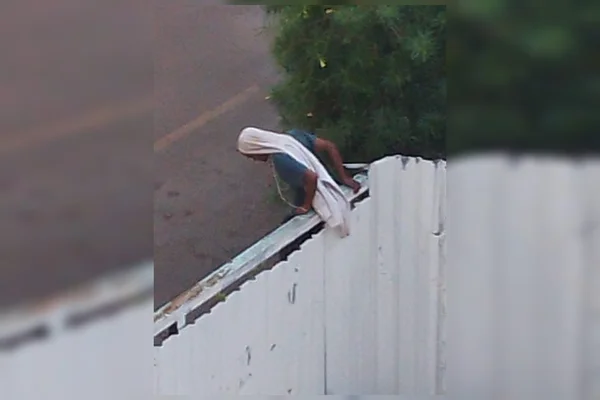 Cara de pau: ladrão é filmado pulando muro de casa na Asa Norte
