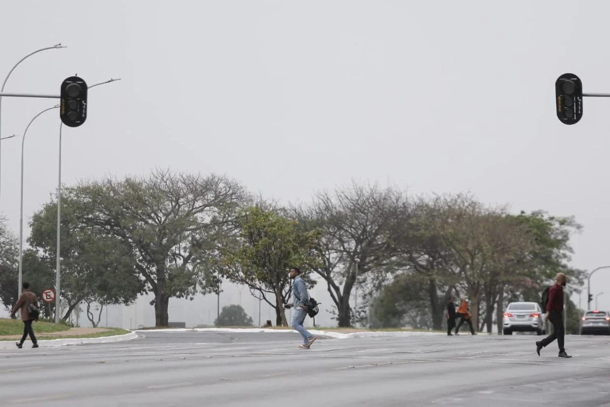 O céu de Brasília amanheceu tomado por uma forte neblina O céu de Brasília amanheceu tomado por uma forte neblina