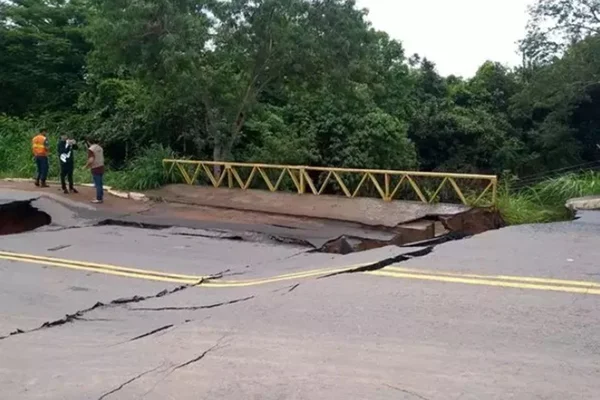 Fortes chuvas causam estragos e ponte cede em Goiânia