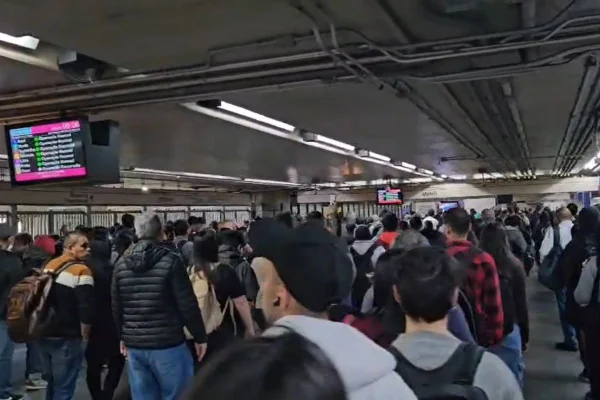 Com greve da CPTM, estação de metrô lota e passageiros atrasam 4h - destaque galeria Com greve da CPTM, estação de metrô lota e passageiros atrasam 4h - destaque galeria