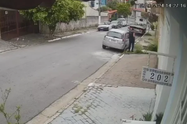 Captura de tela de vídeo de câmera de segurança que mostra mulher abandonado cachorro idoso e doente na rua. - Metrópoles