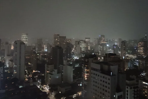 Imagem mostra cidade à noite durante chuva - Metrópoles