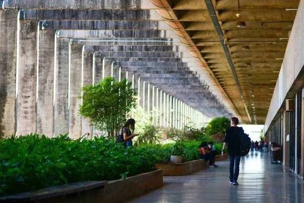 Imagem colorida mostra corredor interno da Universidade de Brasília (UnB) - Metrópoles
