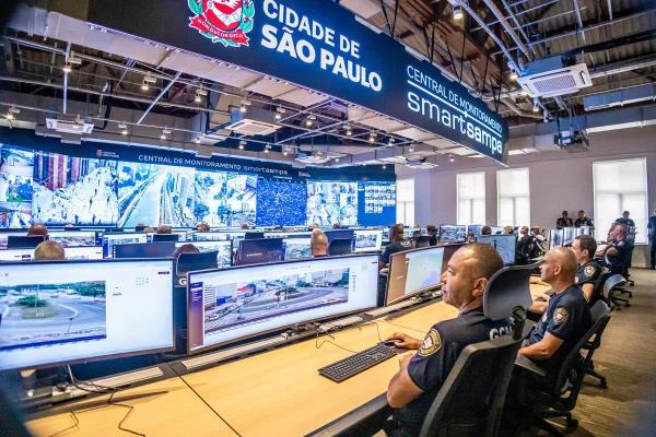 Imagem colorida mostra a central de monitoramento da GCM - Metrópoles