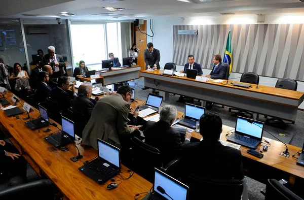 Senadores brigam em sessão da Comissão de Ética do Senado