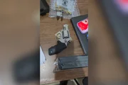 Uma arma de fogo foi apreendida Uma arma de fogo foi apreendida