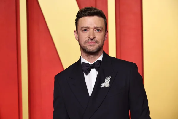 Justin Timberlake posa durante evento - Metrópoles