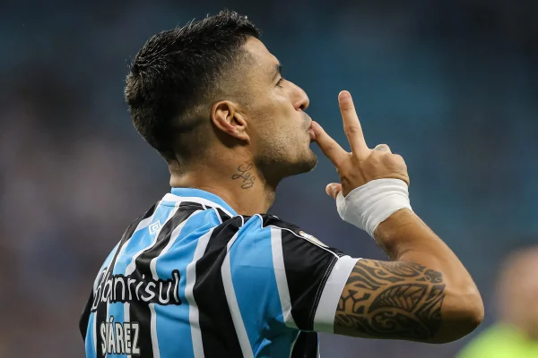 Luis Suárez faz gol da vitória contra o Vasco em seu último jogo na Arena do Grêmio
