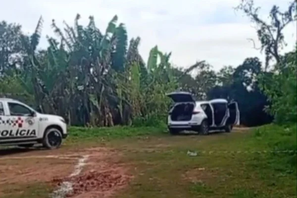 Foto colorida de viatura da Polícia Militar e carro modelo SUV, com porta-malas e portas abertas, em Itapecerica da Serra, região metropolitana de São Paulo.
