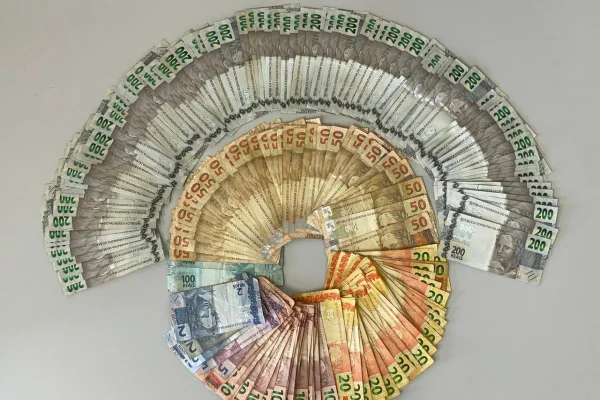 Foto colorida de dinheiro apreendido pela Polícia Civil, durante investigação sobre execução de empresário em Campos do Jordão, interior de São Paulo.