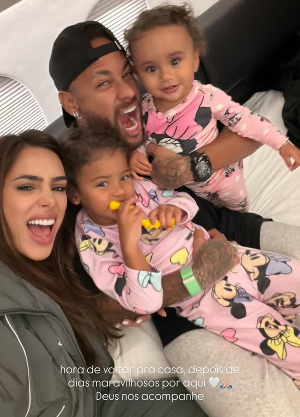 Foto: Neymar e Bruna Biancardi voltam para o Brasil com as filhas - destaque galeria Foto: Neymar e Bruna Biancardi voltam para o Brasil com as filhas - destaque galeria