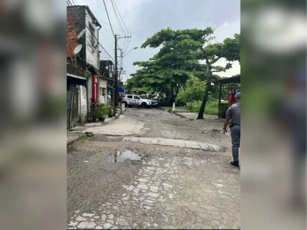 Imagem colorida mostra ação da Polícia Militar (PM) em São Vicente, que terminou com a morte de 3 integrantes do PCC - Metrópoles