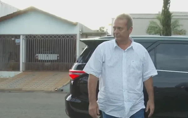 imagem colorida prefeito que atirou em ex se entrega a polícia