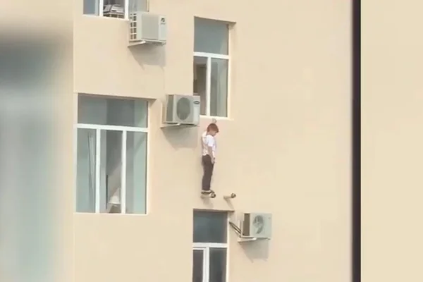 Homem salva menino que estava pendurado em janela do 5º andar