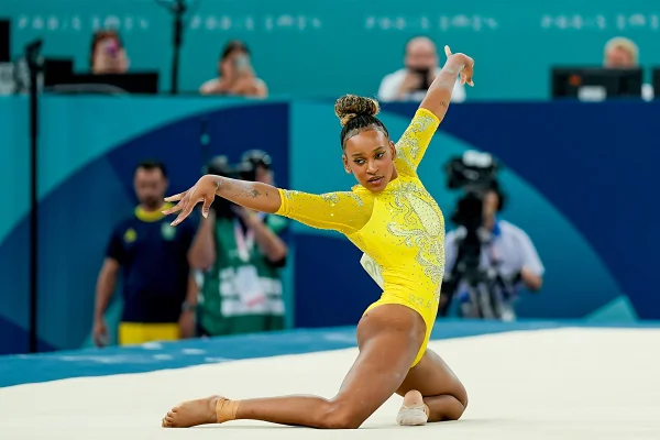 Na imagem com cor, a ginasta brasileira Rebeca Andrade - Metrópoles