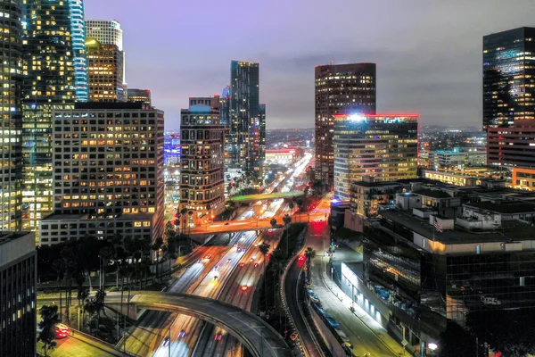 Imagem colorida de prédios de SP à noite; estado tem mais municípios com maior PIB do país - Metrópoles