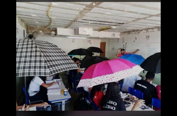 Goteiras obrigam estudantes a usar guarda-chuvas em sala de aula no DF