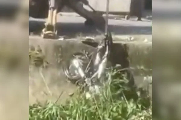 Imagem colorida mostra moto do Samu sendo retirada de canal em São Vicente - Metrópoles