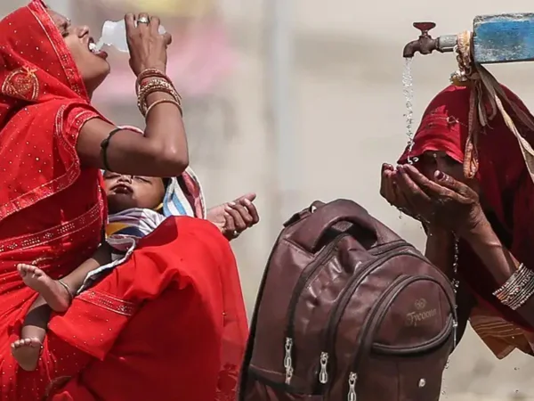 Mulheres se hidratam durante onda de calor em Prayagraj, na Índia - Metrópoles
