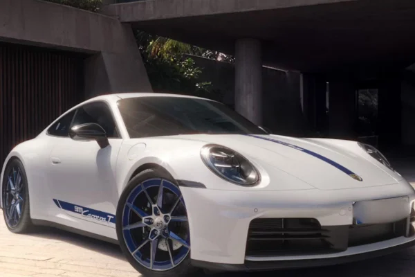 Imagens coloridas mostram um Porsche 911 Turbo, de cor branca